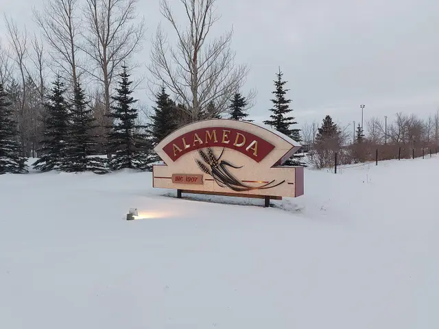 Alameda welcome sign in winter